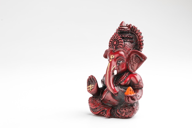 Lord Ganesha sculptuur op witte achtergrond