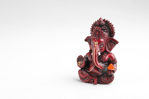 Lord ganesha sculptuur op witte achtergrond