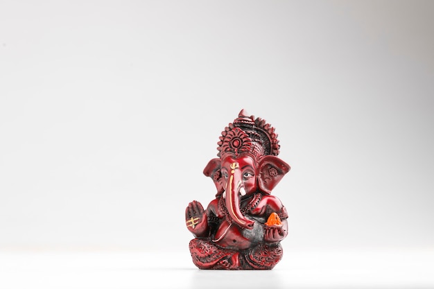 Lord Ganesha sculptuur op witte achtergrond