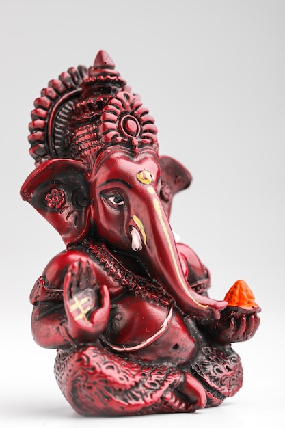 Lord Ganesha sculptuur op witte achtergrond