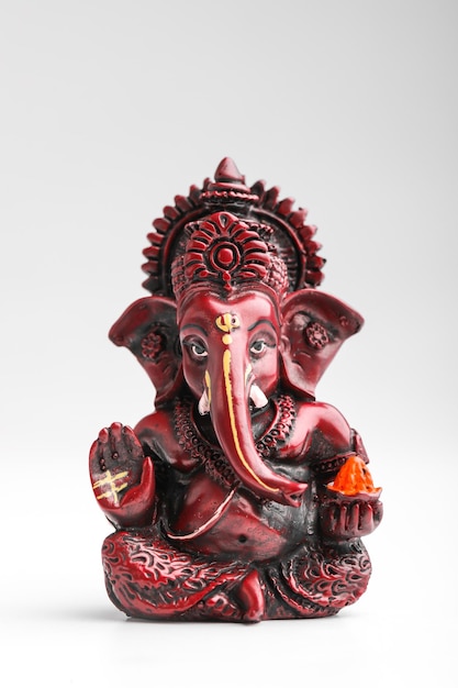 Lord Ganesha sculptuur op witte achtergrond