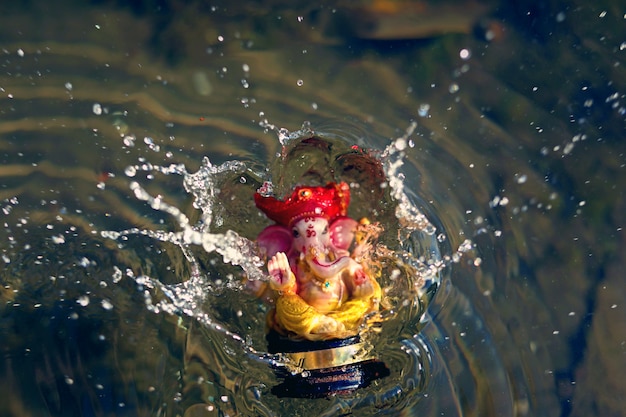 Foto lord ganesha in acqua