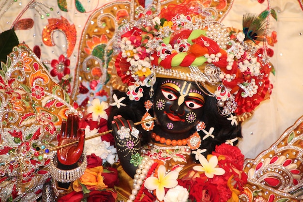 Foto lord krishna con flauto divinità indù indiane krishna e radha su legno