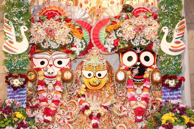 Foto lord krishna con flauto divinità indù indiane krishna e radha su legno