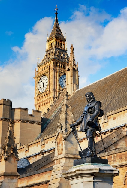 Lord Oliver Cromwell-standbeeld buiten Paleis van Westminster in Londen