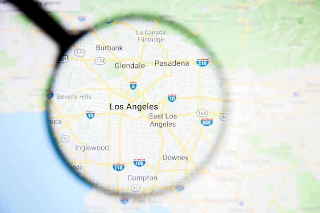 돋보기를 통해 디스플레이 화면에 로스 앤젤레스 도시 시각화 설명 개념