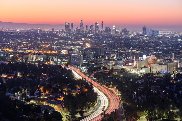 Движение по автостраде Лос-Анджелеса на рассвете