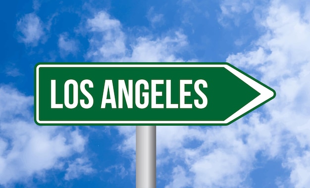 写真 雲の空の背景にあるロサンゼルスの道路標識