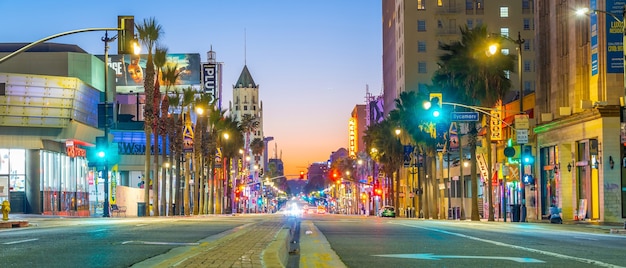 LOS ANGELES, VS - 19 OKTOBER 2019: Uitzicht op het wereldberoemde Hollywood Boulevard-district in Los Angeles, Californië, VS in de schemering.