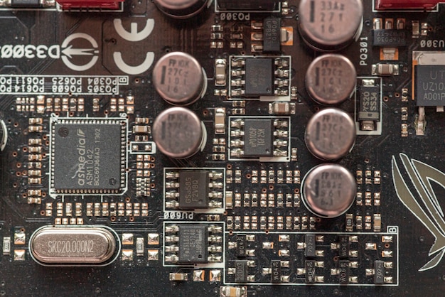 LOS ANGELES, VS 25 APRIL 2021: Elektronische componenten in een bord