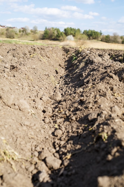 Losse grond voor het planten van groenten op een lentedag, landbouw