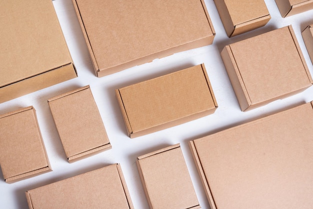 Photo lot of brown cardboard boxes on white wooden background