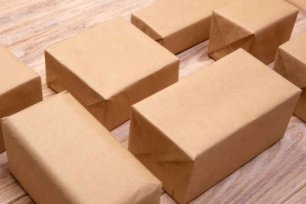 Photo a lot of cardboard box on white wooden background. top view