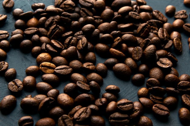 Photo a lot of coffee beans on a blue space