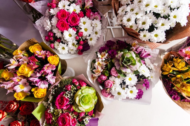 Foto un sacco di mazzi di fiori colorati, attività di fiorista.