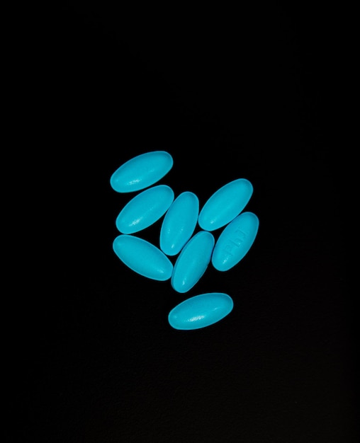Foto un sacco di farmaci colorati e pillole dall'alto