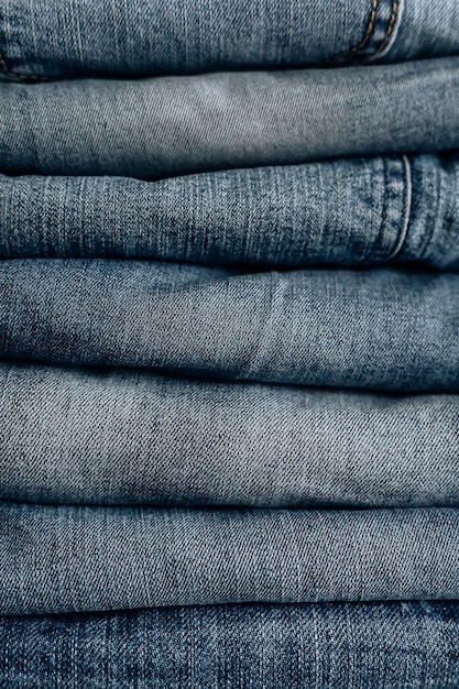 Foto lotto di diversi blue jeans blue jeans, pila di jeans.