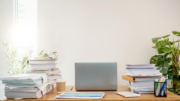 Un sacco di documenti e carta sul tavolo a casa. concetto di lavoro intenso e duro.