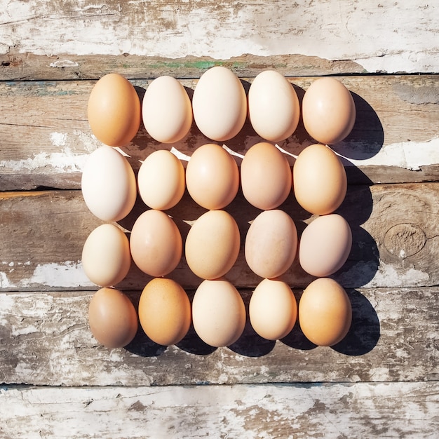 Foto molte uova sulla superficie in legno