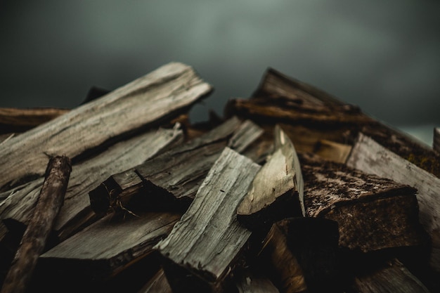 家を暖房するためのたくさんの薪 木は切り倒されて薪になり、暖炉やストーブの燃料として使われました 薪の背景