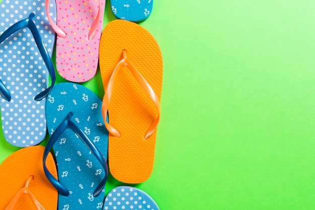 Много босоножек с цветными сандалиями, летние каникулы
