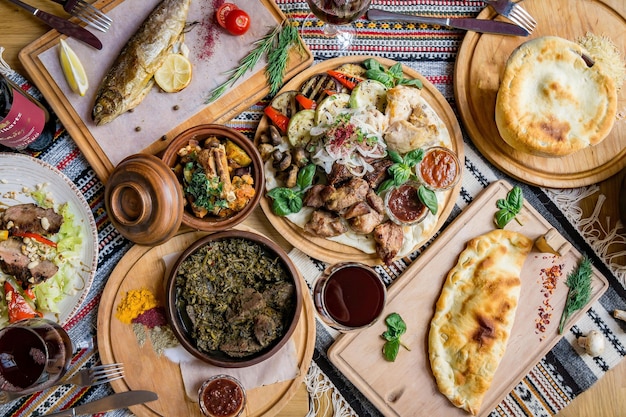 Molto cibo sul tavolo di legno. cucina georgiana. piatti khinkali e georgiani