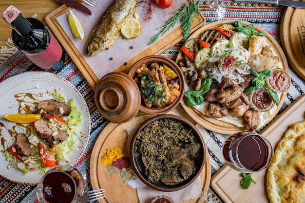 木製のテーブルにたくさんの食べ物。グルジア料理。ヒンカリ料理とグルジア料理