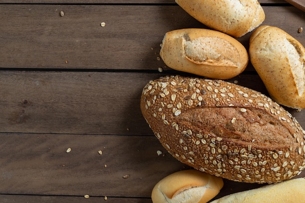 Lotto di tipi di pane francese su una scrivania di legno