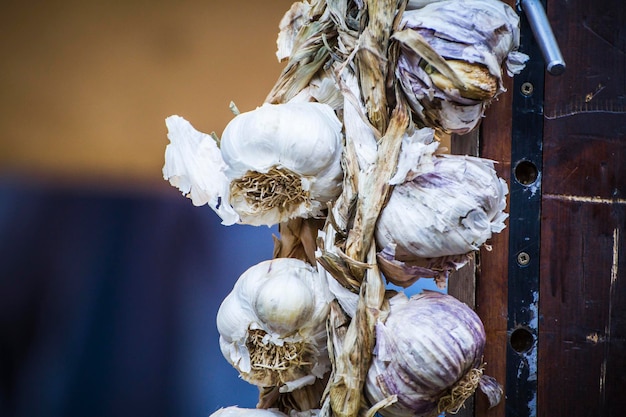 Tanto aglio in una fiera medievale, condimenti da cucina