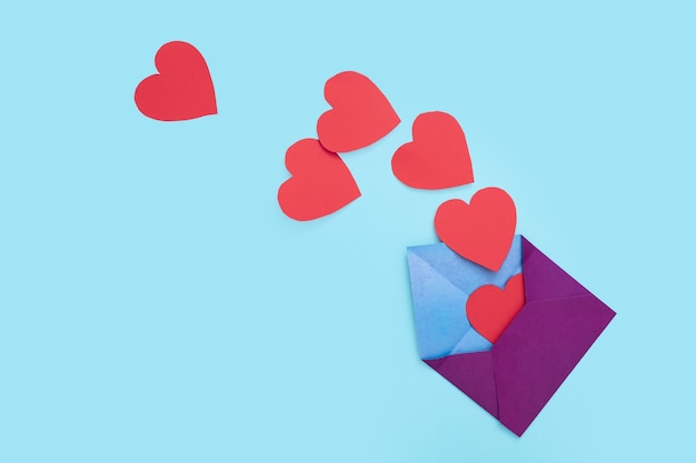 Много сердечек выходит из конверта на день святого Валентина