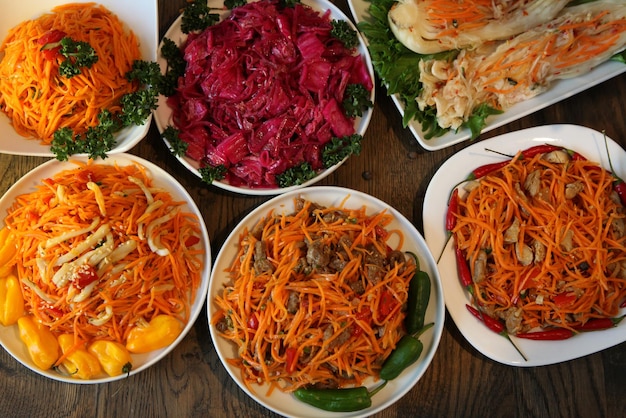 Molte insalate coreane sul tavolo. delizioso cibo biologico vegetale