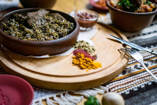 Foto un sacco di carne sul tavolo vista dall'alto della cucina georgiana