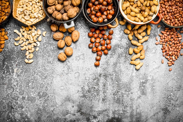 Photo a lot of nuts in different bowls.