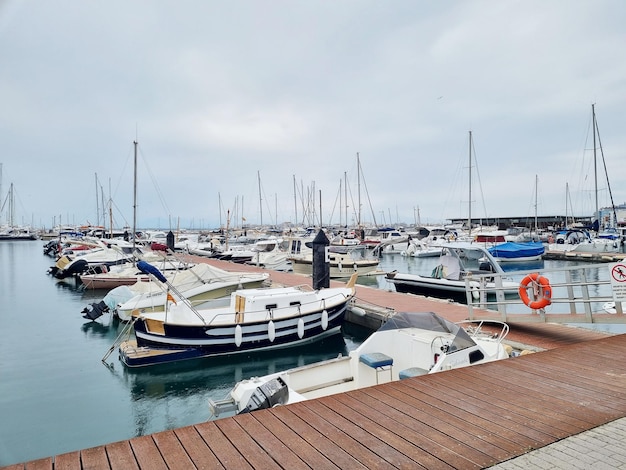 Фото Много маленьких лодок в морском порту испания port de roses, март 2022