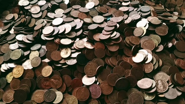 Photo a lot of old coins on the ground thai baht old coins close up texture