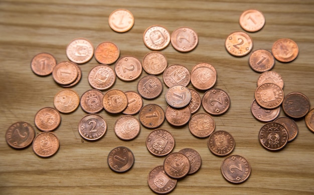 Photo a lot of old small latvian coins on a wooden background