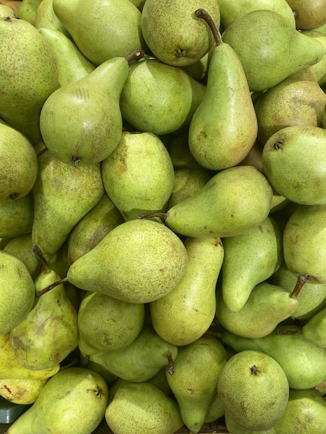 Photo a lot of pears are in the juice box ripe green sweet delicious