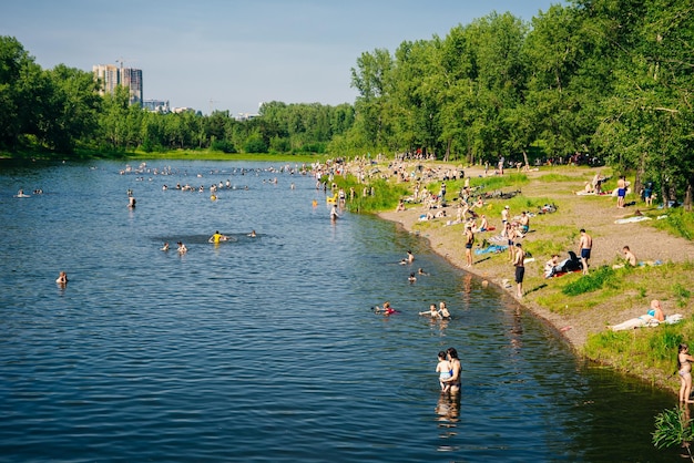 많은 사람들이 여름 러시아에서 호수에서 목욕