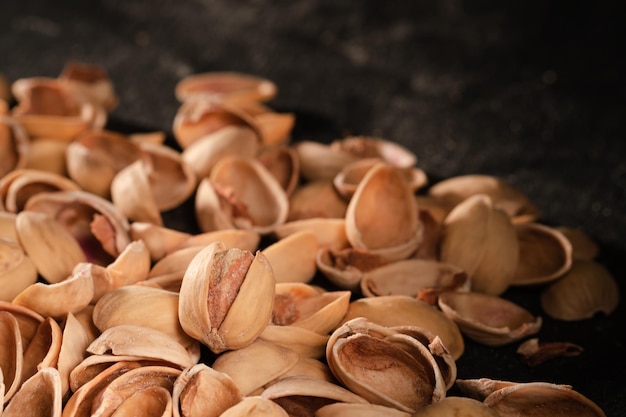 Un sacco di gusci di pistacchio sul tavolo