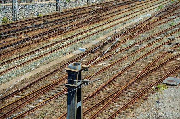 Foto lotto di binari ferroviari strada elettrificata molti incroci ferroviari elettrificati