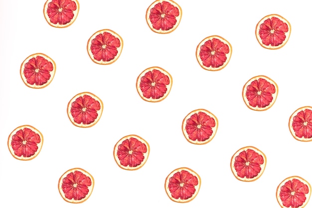 Photo a lot of sliced grapefruit on a white background