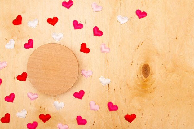 Foto un sacco di piccoli cuori su sfondo di legno con spazio di copia incantevole biglietto di auguri pieno d'amore