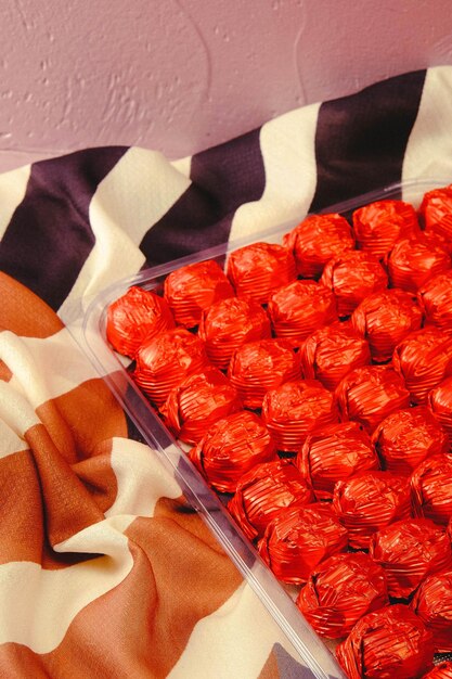 Foto molte varietà di praline al cioccolato