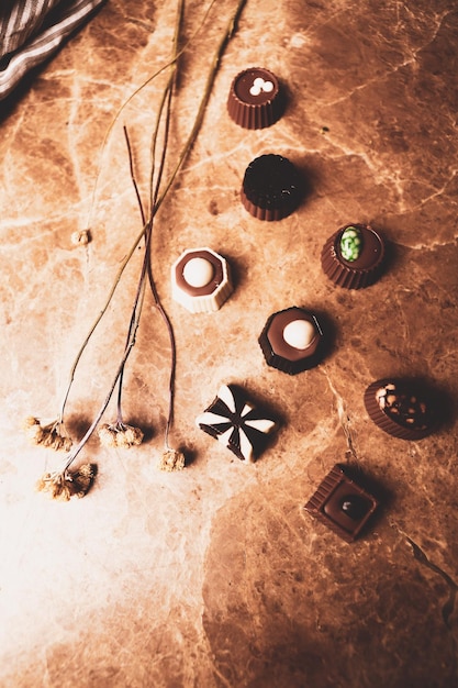 Foto molte varietà di praline al cioccolato