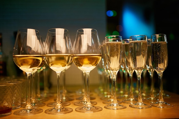 Много бокалов с прохладным вкусным шампанским или белым вином в баре