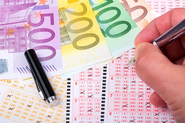 Loterijticket met een pen en Europees geld