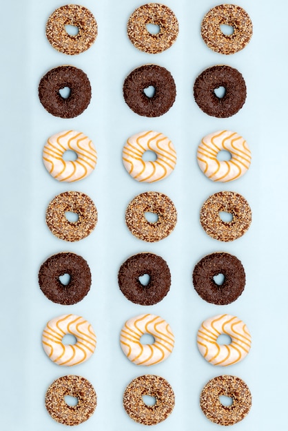 Photo lots of beautiful donuts on blue background