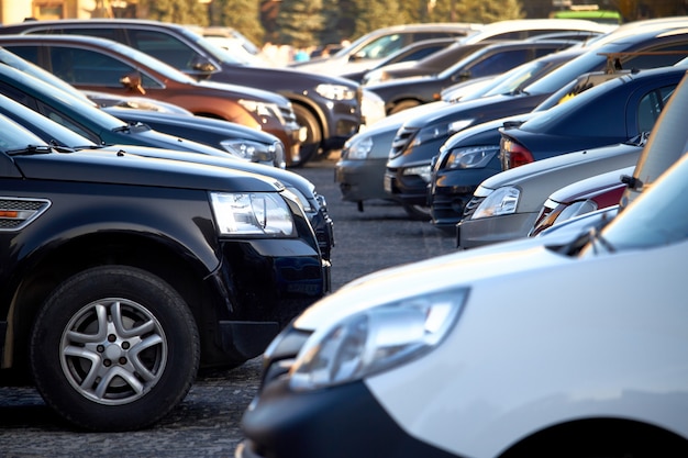 Molte automobili in un parcheggio aperto, fuoco selettivo