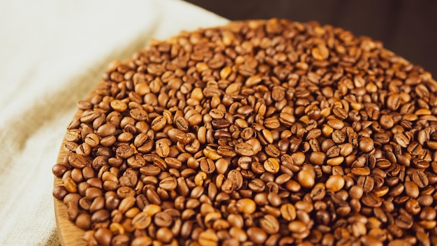 木の板にたくさんのコーヒー豆香りのよい飲み物を作るための焙煎豆
