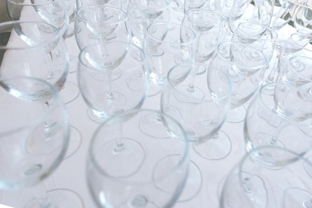 Много пустых стеклянных стаканов на столе в ресторане